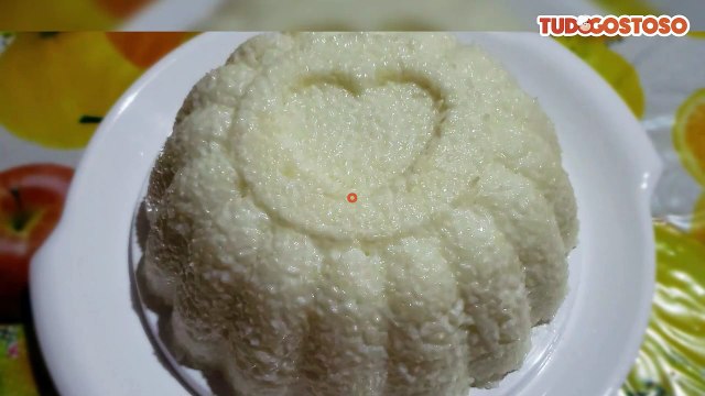 Cuscuz de tapioca e coco com leite condensado