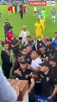 Trabzonspor maçında taraftarla birbirine giren Burak Yılmaz'a şok ceza