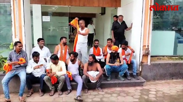 खासदार ओमराजे निंबाळकर यांच्या कार्यालयाबाहेर मराठा आंदोलकांचे अर्धनग्न आंदोलन