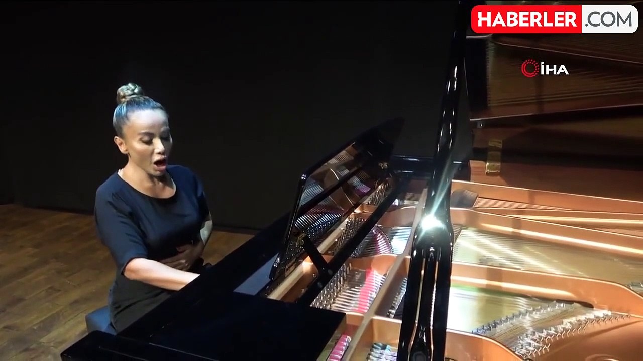 Uçakta Şarkı Söyleyen Müzik Öğretmeni Sosyal Medyada Gündem Oldu