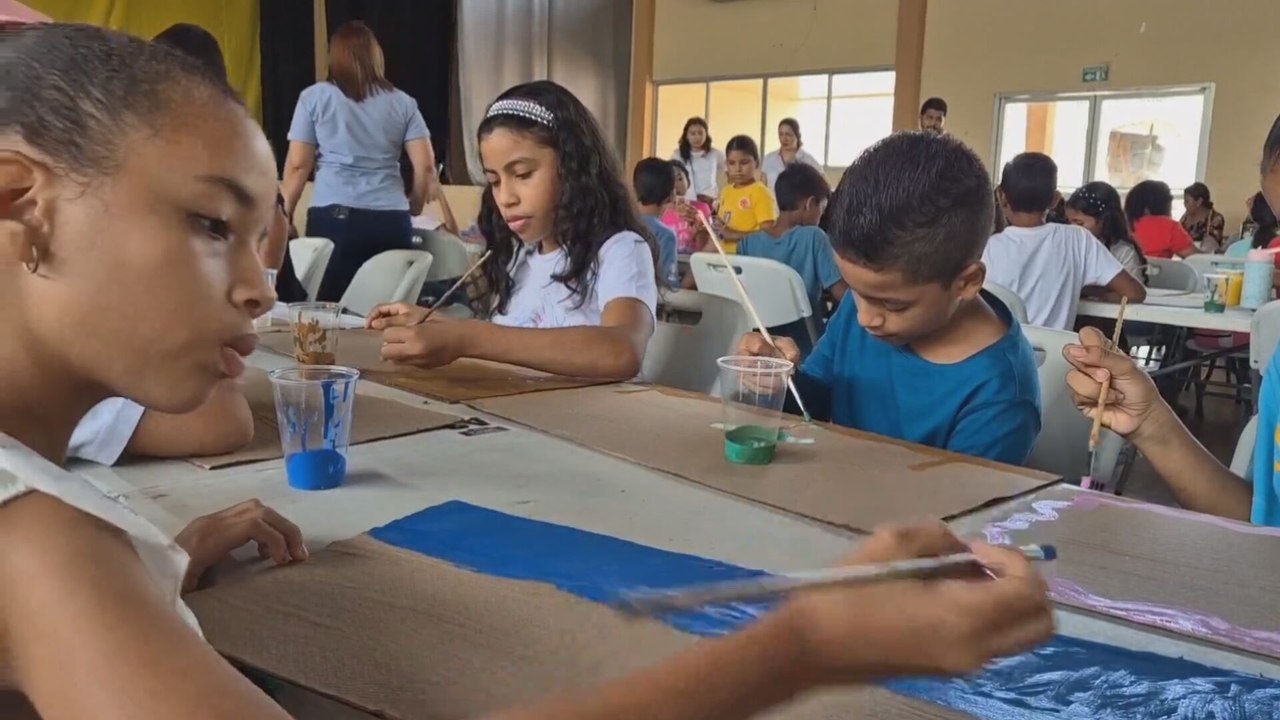 Ninos disfrutan del taller del pintor español Jesús Soler en Herrera