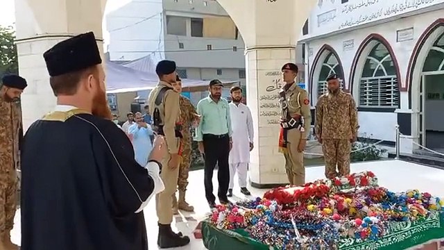 Lt Gen Inayat Hussain laid Floral wreath and Offered Fateh at the Gave Of Capt AsfandYar Bukhari