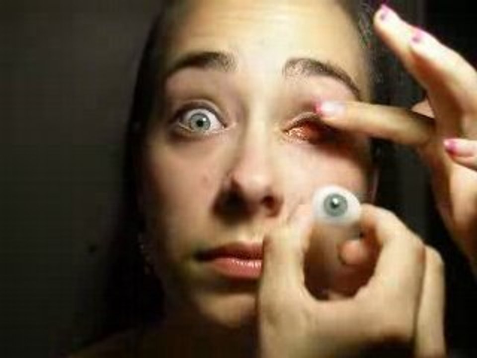 Fille avec un oeil verre