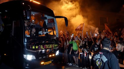 Video herunterladen: Galatasaray'a Florya'da coşkulu karşılama