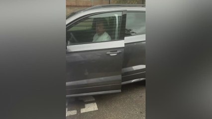 Flick se encuentra a unos niños y lo que hace es para aplaudir una y otra vez