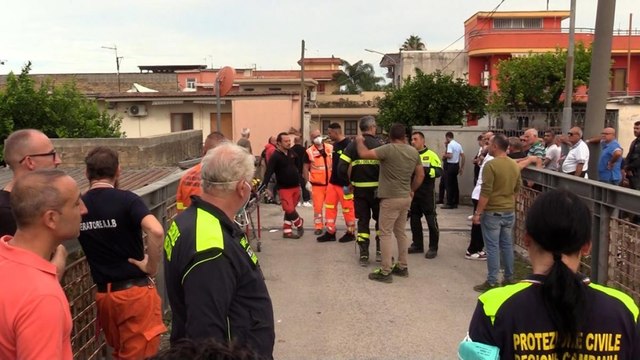 Napoli, crolla palazzina a Saviano: le immagini dei soccorsi