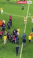 Başrolde yine olay adam var! Maç bitince Galatasaraylıların peşinden gitmeye çalıştı, arkadaşları zor zapt etti