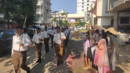Video: स्वयंसेवकों ने पथ संचलन करते हुए की कदमताल, पुष्पवर्षा कर किया स्वागत