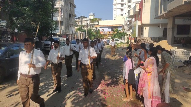 Video: स्वयंसेवकों ने पथ संचलन करते हुए की कदमताल, पुष्पवर्षा कर किया स्वागत