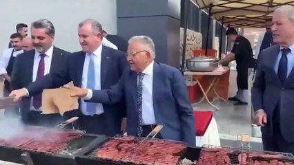 Yiyin efendiler yiyin! AKP'li vekiller bu kez Kayseri'de sucuk partisi yaptı