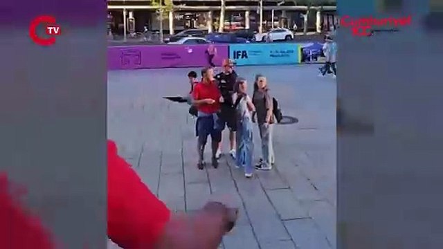 Berlin'de Filistin Bayrağı Açan Çocuğu polis kovaladı