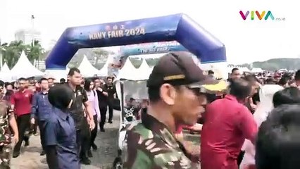 Jokowi Ajak Cucu Keliling Pameran Alusista Naik Mobil Golf