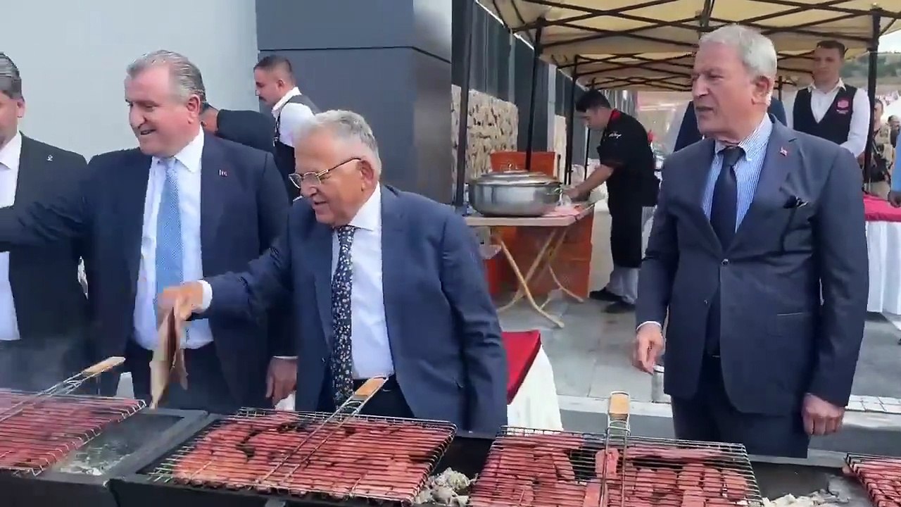 AKP'liler Meclis'te mangalda sucuk partisi yaptı