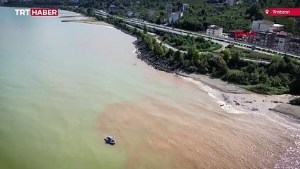 Trabzon'da taşkın ve heyelan: Denizin rengi değişti