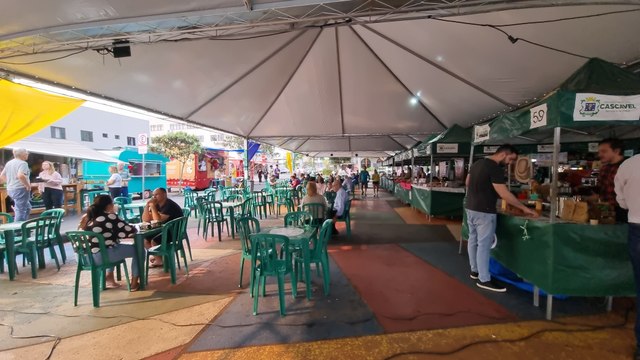 Cascavelenses aproveitam o domingo com tempo bom para saborear um café na Feira do Teatro