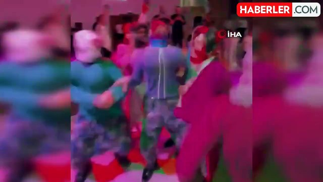 Yalova'daki Düğünde Renkli Anlar: Damadın Arkadaşları Kadın Kılığına Girdi