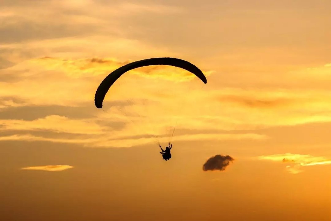 Van Gölü semalarında yamaç paraşütü heyecanı
