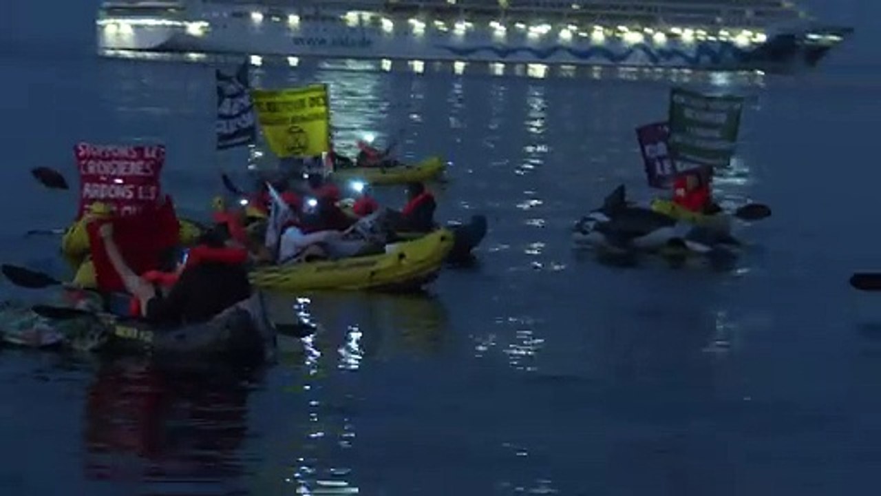 Marseille: Umweltschützer blockieren Kreuzfahrtschiffe