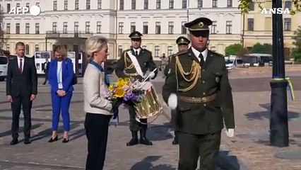 Von Der Leyen a Kiev depone fiori al Muro della Memoria