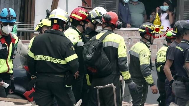 Crolla una palazzina in provincia di Napoli: morti due bambini di 6 e 4 anni e la nonna, dispersa la mamma