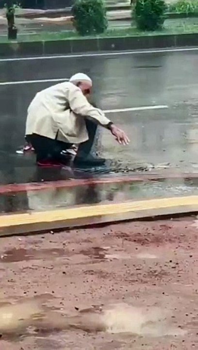 Diyarbakır'da yağmur sonrası atık gider rögarları tıkandı. Yaşlı bir amca tıkanan yağmur giderini elleriyle açması sosyal medyada gündem oldu.