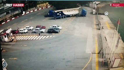 Freni boşalan tırın denize düştüğü anlar kamerada