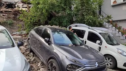 Eyüpsultan’da gecekondu duvarı araçların üzerine çöktü: O anlar kamerada