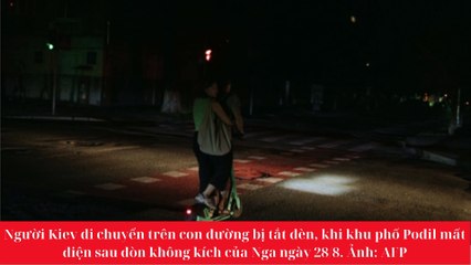 Người Kiev di chuyển trên con đường bị tắt đèn, khi khu phố Podil mất điện sau đòn không kích của Nga ngày 288. Ảnh AFP