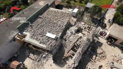 Descargar video: Crollata una palazzina a Saviano: le immagini dal drone dei Carabinieri