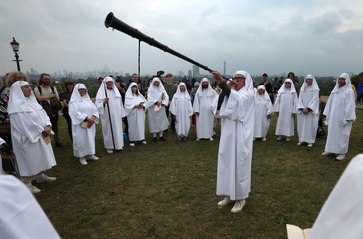 Un grupo de druidas da la bienvenida al otoño en Londres