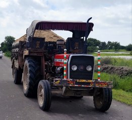 शाम का अंधेरा फ़ैलते ही सडक़ो पर दौडऩे लगती है बजरी लदी गाडिय़ां