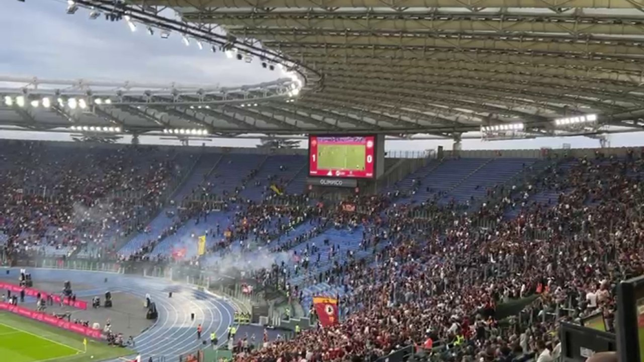 L'ingresso degli ultrà della Curva sud all'Olimpico dopo lo «sciopero del tifo». Applausi e cori per De Rossi