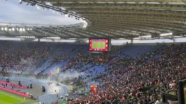 L'ingresso degli ultrà della Curva sud all'Olimpico dopo lo «sciopero del tifo». Applausi e cori per De Rossi