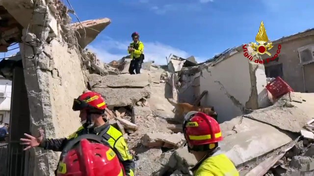La palazzina crollata in provincia di Napoli: è la mamma dei bambini la terza vittima, la nonna ancora sotto le macerie
