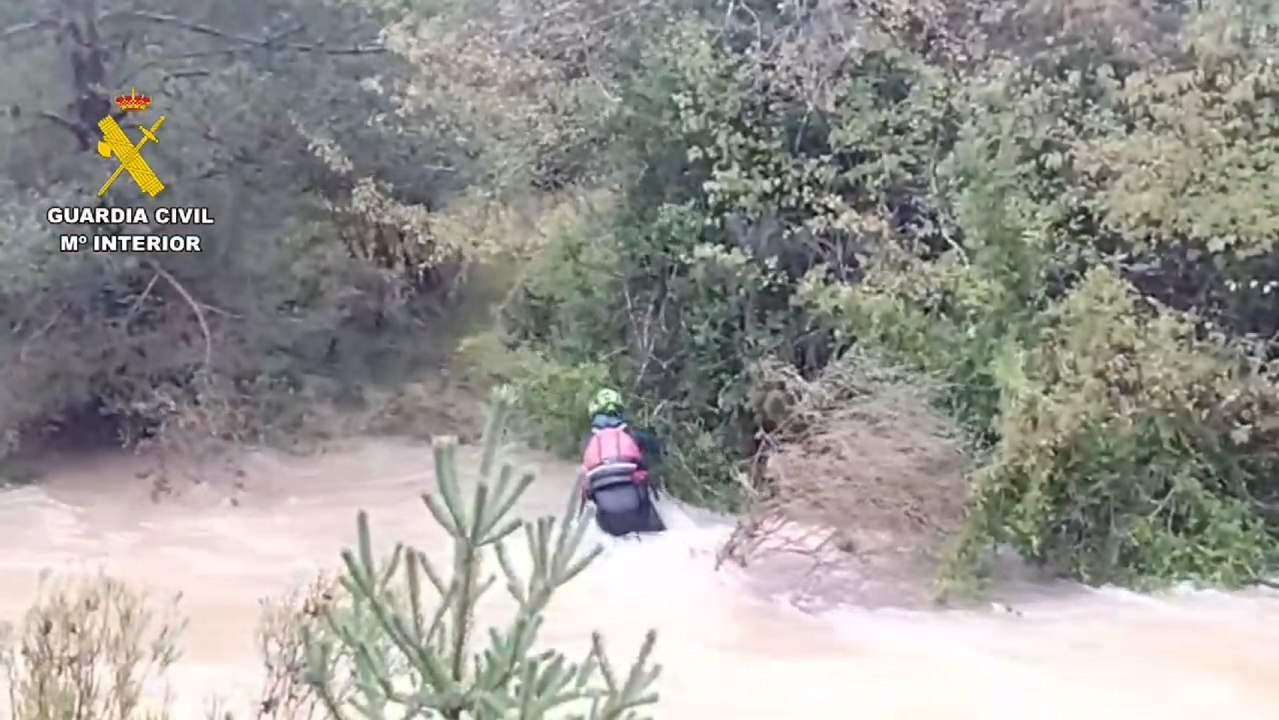 Vídeo | La Guardia Civil de montaña rescata a siete personas aisladas por la crecida del río en Sabiñánigo