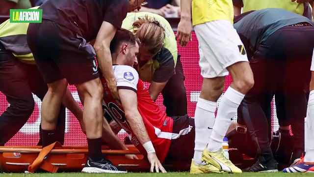 Santiago Giménez es retirado en camilla tras lesión durante el juego del Feyenoord y NAC