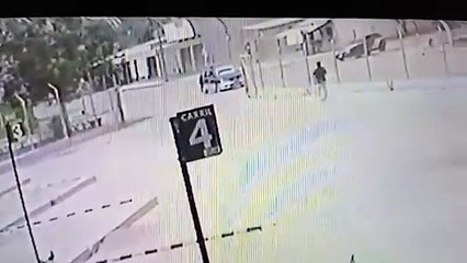 Video: Motociclistas salen “volando” tras chocar de frente en una intercepción