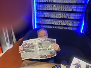 Warwick Davis arrives in Truro