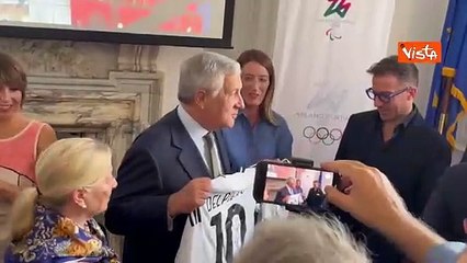 Alex Del Piero dona la sua maglia numero 10 a Tajani e Metsola a New York