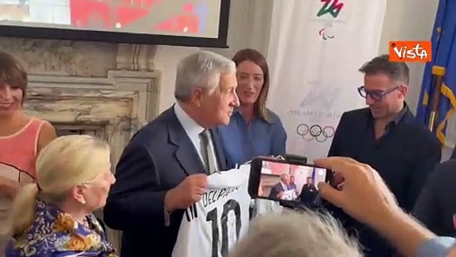 Alex Del Piero dona la sua maglia numero 10 a Tajani e Metsola a New York