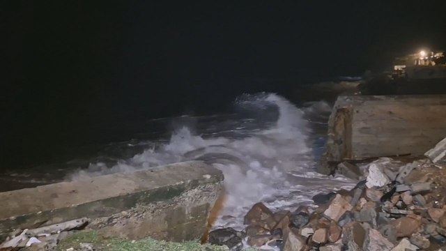 Moradores en zozobra por altas mareas en Farallón
