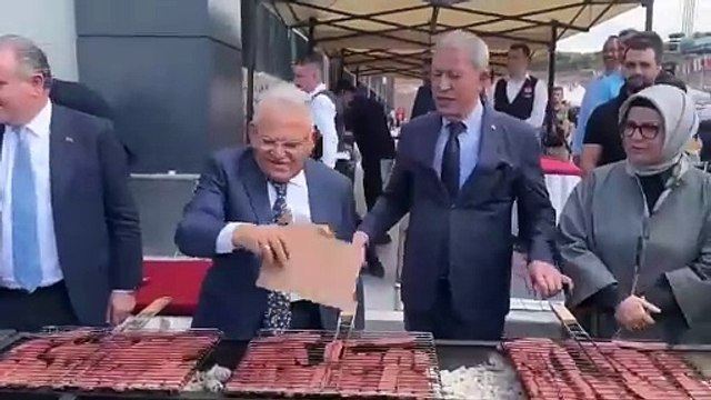 Bakanların ve AK Partililerin sucuk mangal partisi tepki çekti