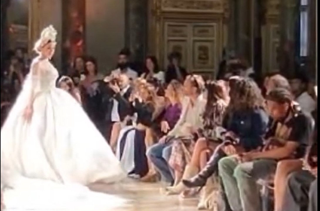 ¡Vestida de Novia! Emma Coronel, esposa de Chapo Guzmán, modelando en las pasarelas de Milán