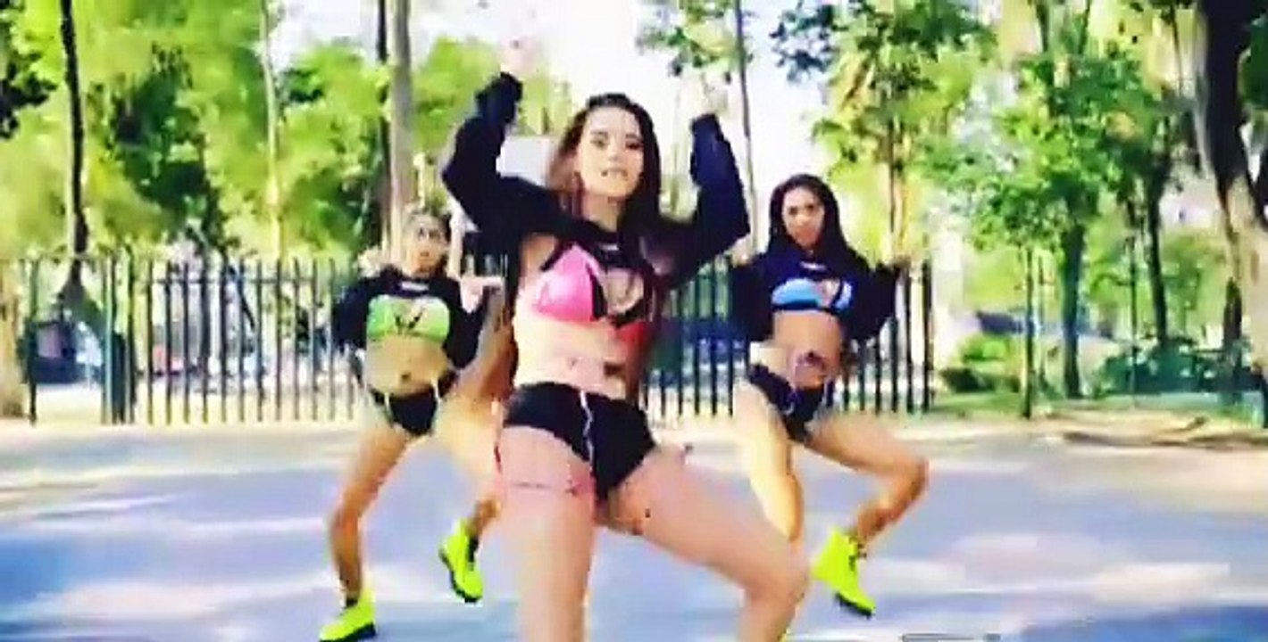 Mubaro Mubaro-Song with sexy dance.