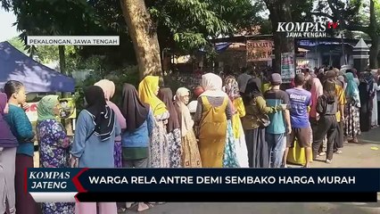 Warga Rela Antre Demi Sembako Harga Murah