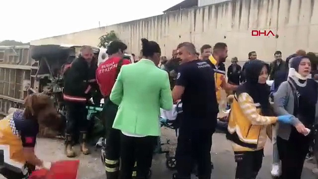 BURSA  İşçi servis minibüsü aydınlatma direğine çarpıp devrildi; 13 yaralı