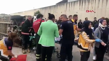 BURSA  İşçi servis minibüsü aydınlatma direğine çarpıp devrildi; 13 yaralı