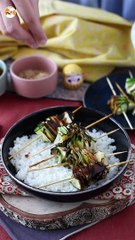 Brochetas vegetarianas de calabacín con una deliciosa salsa asiática picante