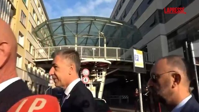 Giulia Cecchettin, al via il processo a Turetta: l'arrivo in tribunale del padre Gino con la spilla per la figlia