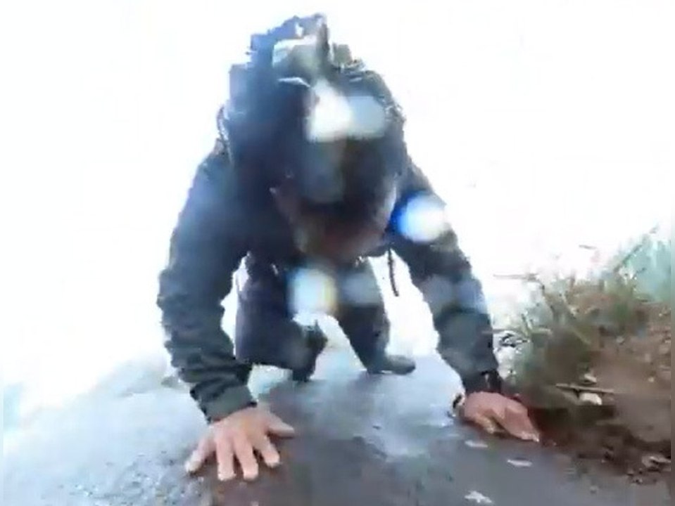 Mann rutscht von Klippe: Smartphone filmt mit